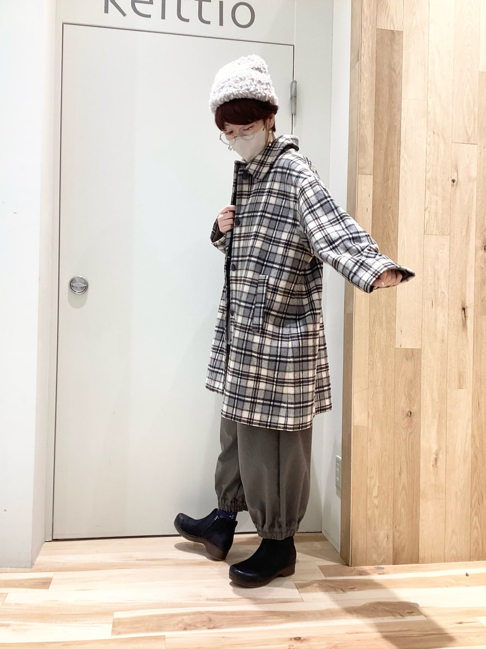 「かくちゃん、着回しコーデ、アウター、冬アウター、パンツスタイル、ナチュラル、ゆるコーデ、ママコーデ、オトナカワイイ、冬、サマンサ モスモス(Samansa Mos2)、サマンサモスモス、Samansa Mos2、SM2、イオンモールとなみ」｜「Samansa Mos2の起毛チェックステンカラーコート（ステンカラーコート、グレー系）」を使った、keittioとなみさん（レディース・167cm）の冬コーディネートの3枚目の写真