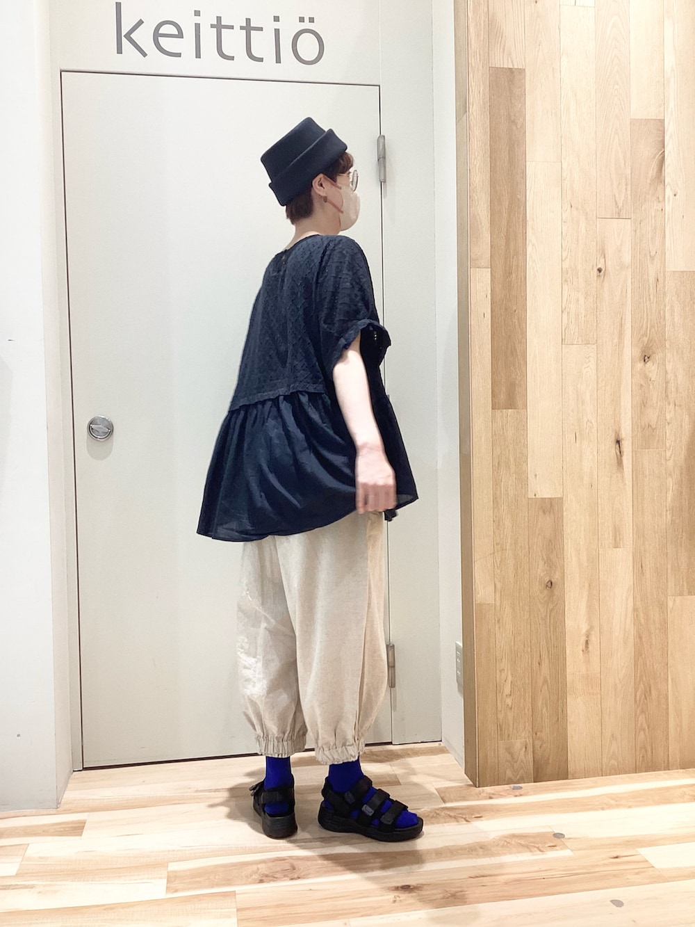 「出勤コーデ、サマンサ モスモス(Samansa Mos2)、サマンサモスモスブルー、SM2 keittio イオンモールとなみ、初秋コーデ、モノトーン」｜「Samansa Mos2のアイテム（Tシャツ/カットソー、ブラック系）」を使った、keittioとなみさん（レディース・167cm）の夏コーディネートの3枚目の写真
