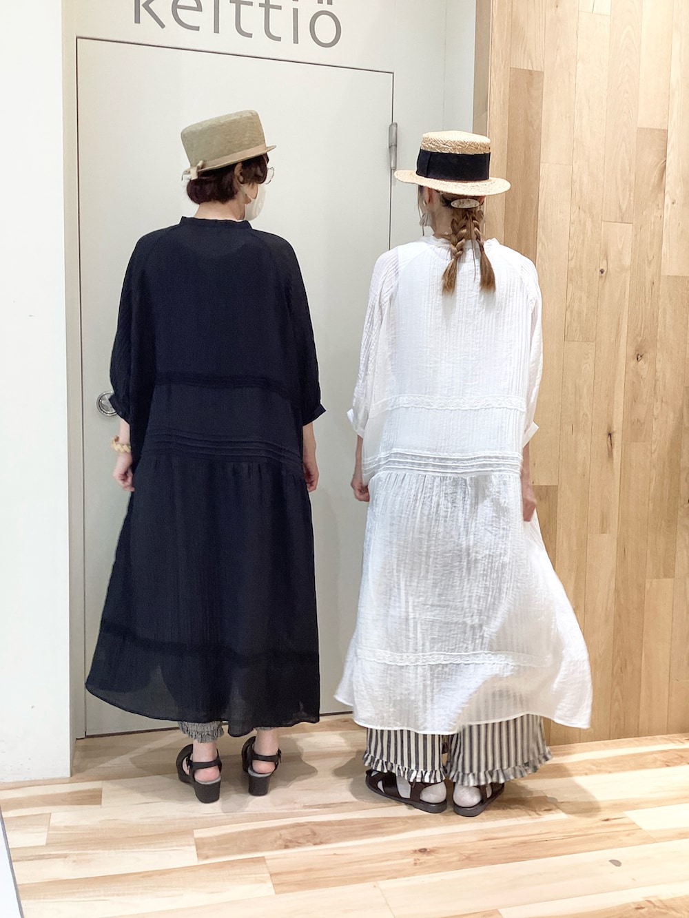 ホワイト系のワンピース、ブラック系のワンピース、ブラック系のその他パンツを着用したレディースの夏コーディネートの3枚目の写真