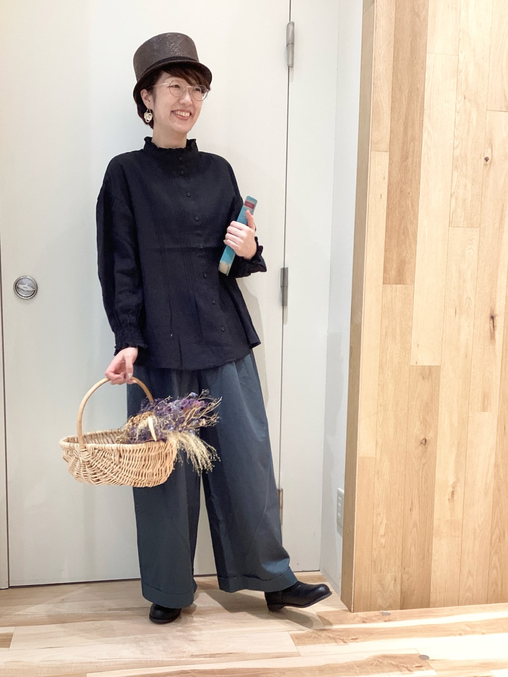 ブラック系のシャツ/ブラウス、グリーン系のその他パンツを着用したレディースの秋コーディネートの5枚目の写真