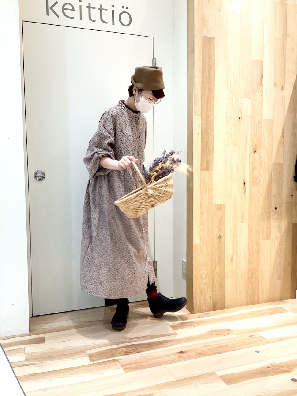 ベージュ系のワンピース、グレー系のその他パンツを着用したレディースの冬コーディネートの2枚目の写真