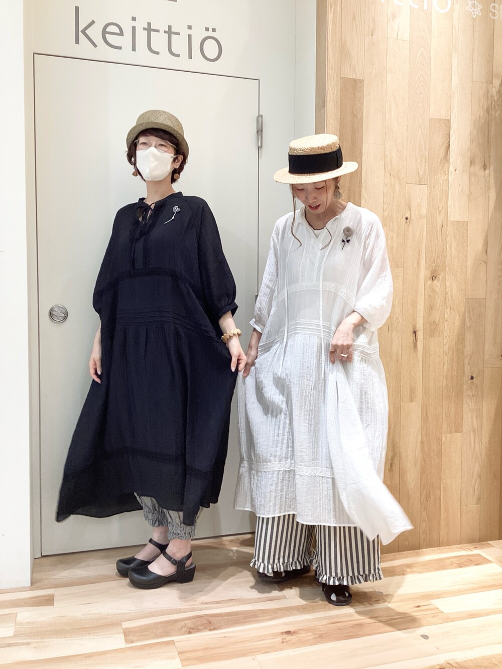 ホワイト系のワンピース、ブラック系のワンピース、ブラック系のその他パンツを着用したレディースの夏コーディネートの4枚目の写真