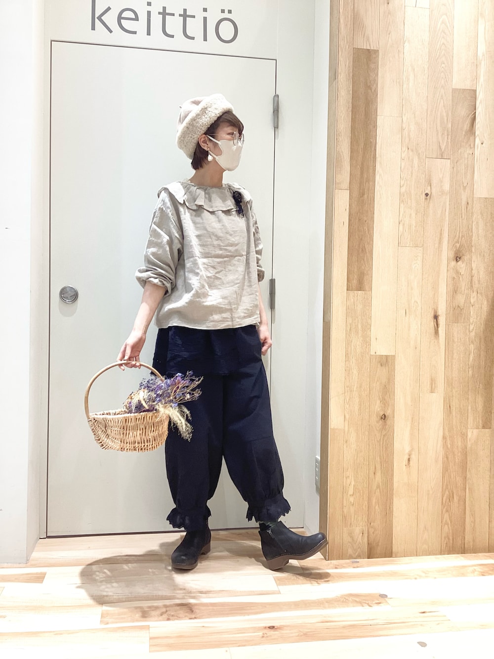 ブラック系のその他パンツ、ホワイト系のスカート、ベージュ系のシャツ/ブラウスを着用したレディースの秋コーディネートの5枚目の写真