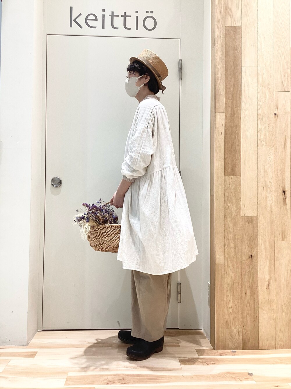 ベージュ系のチュニック、ベージュ系のその他パンツ、ベージュ系のTシャツ/カットソーを着用したレディースの冬コーディネートの5枚目の写真