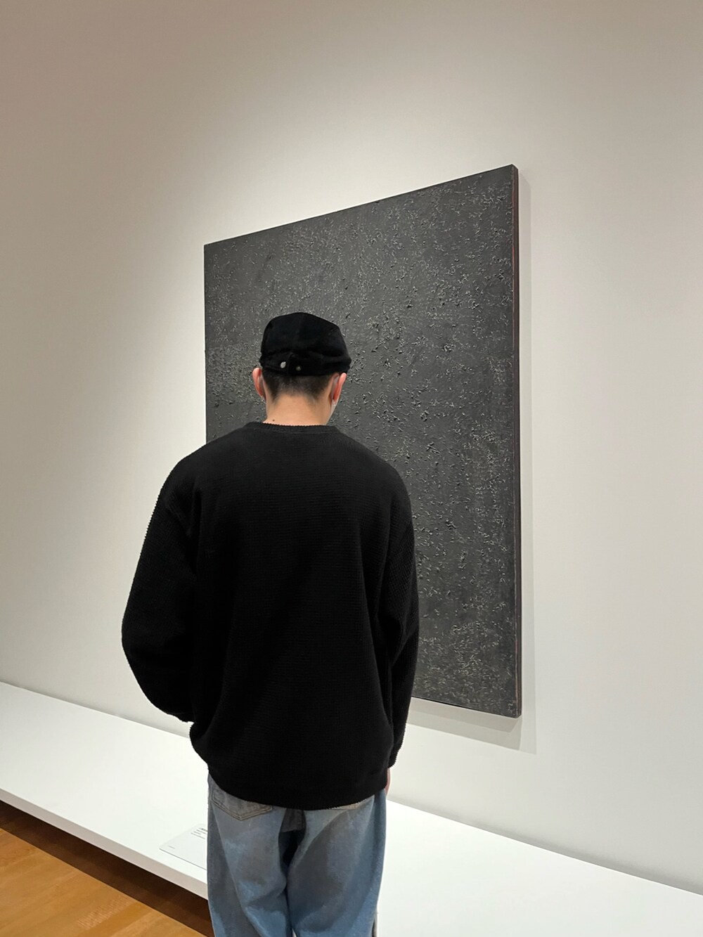 ブラック系のスニーカーを着用したメンズの冬コーディネートの2枚目の写真