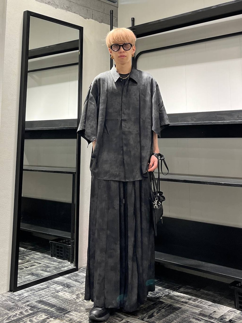 グレー系のその他パンツ、グレー系のシャツ/ブラウス、ブラック系のローファーを着用したメンズの夏コーディネートの2枚目の写真