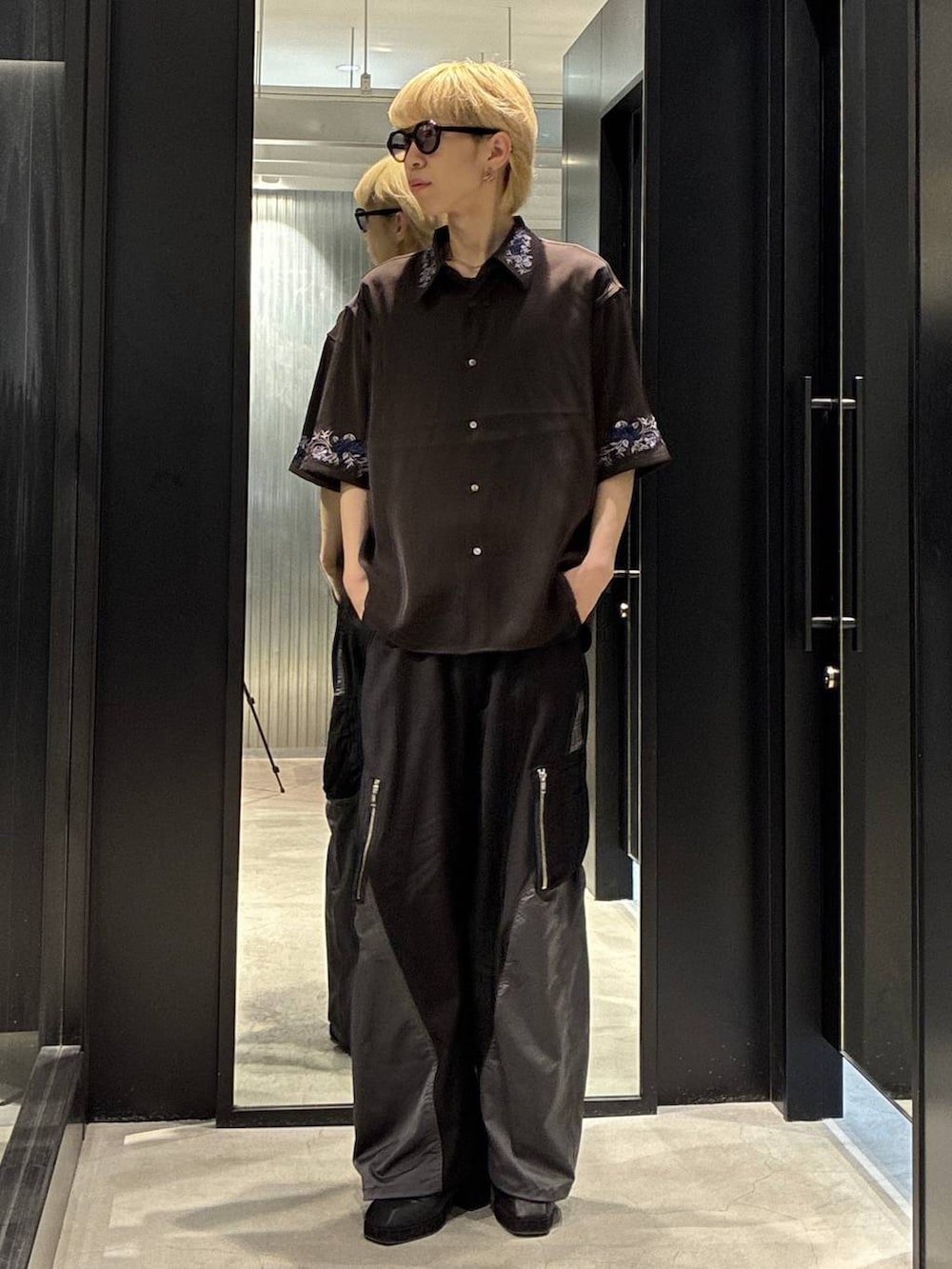 ブラウン系のシャツ/ブラウス、ブラック系のサンダル、ブラック系のその他パンツを着用したメンズの春コーディネートの3枚目の写真