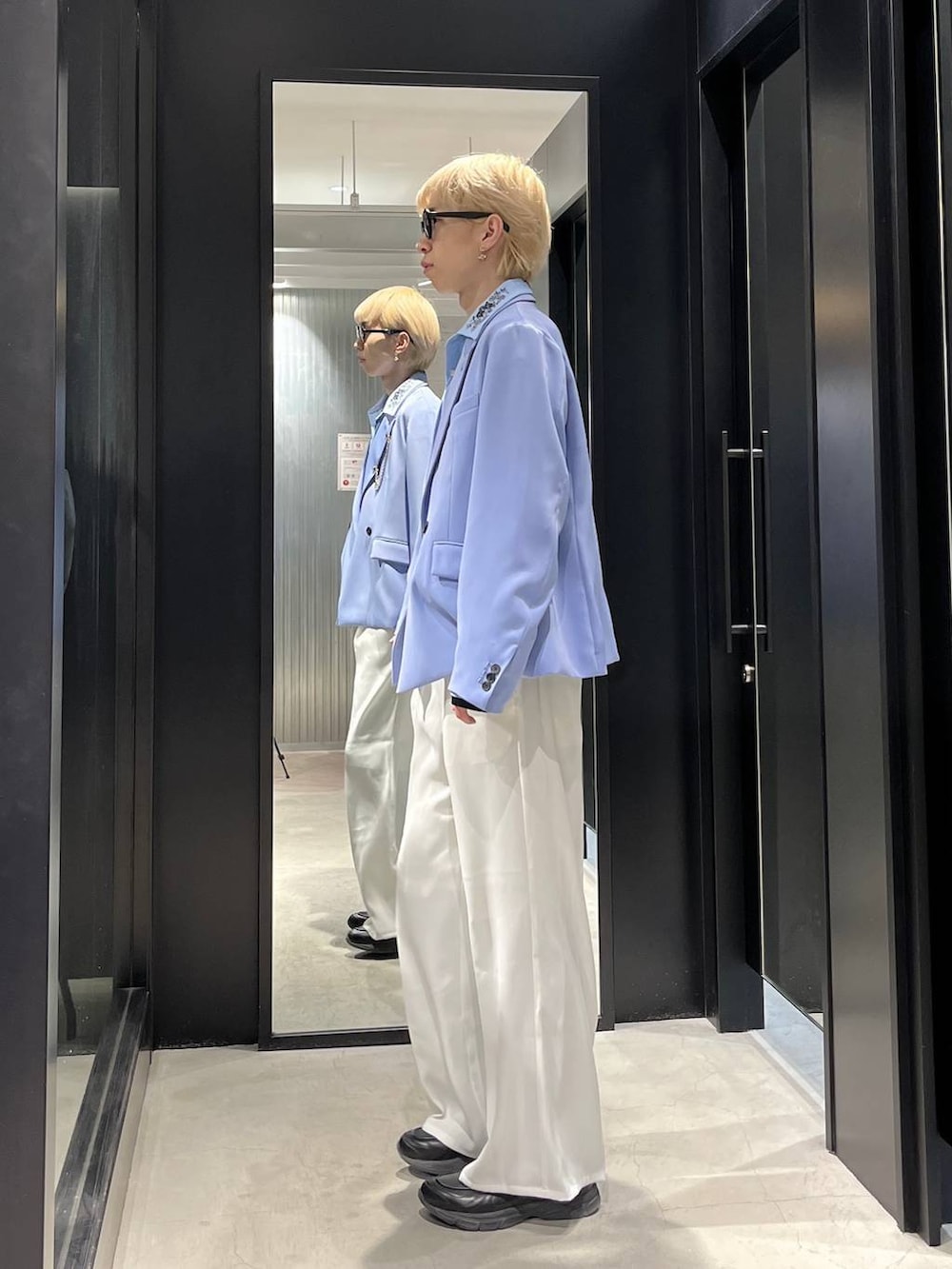 ホワイト系のスラックス、ブルー系のテーラードジャケット、ブルー系のシャツ/ブラウスを着用したメンズの春コーディネートの2枚目の写真