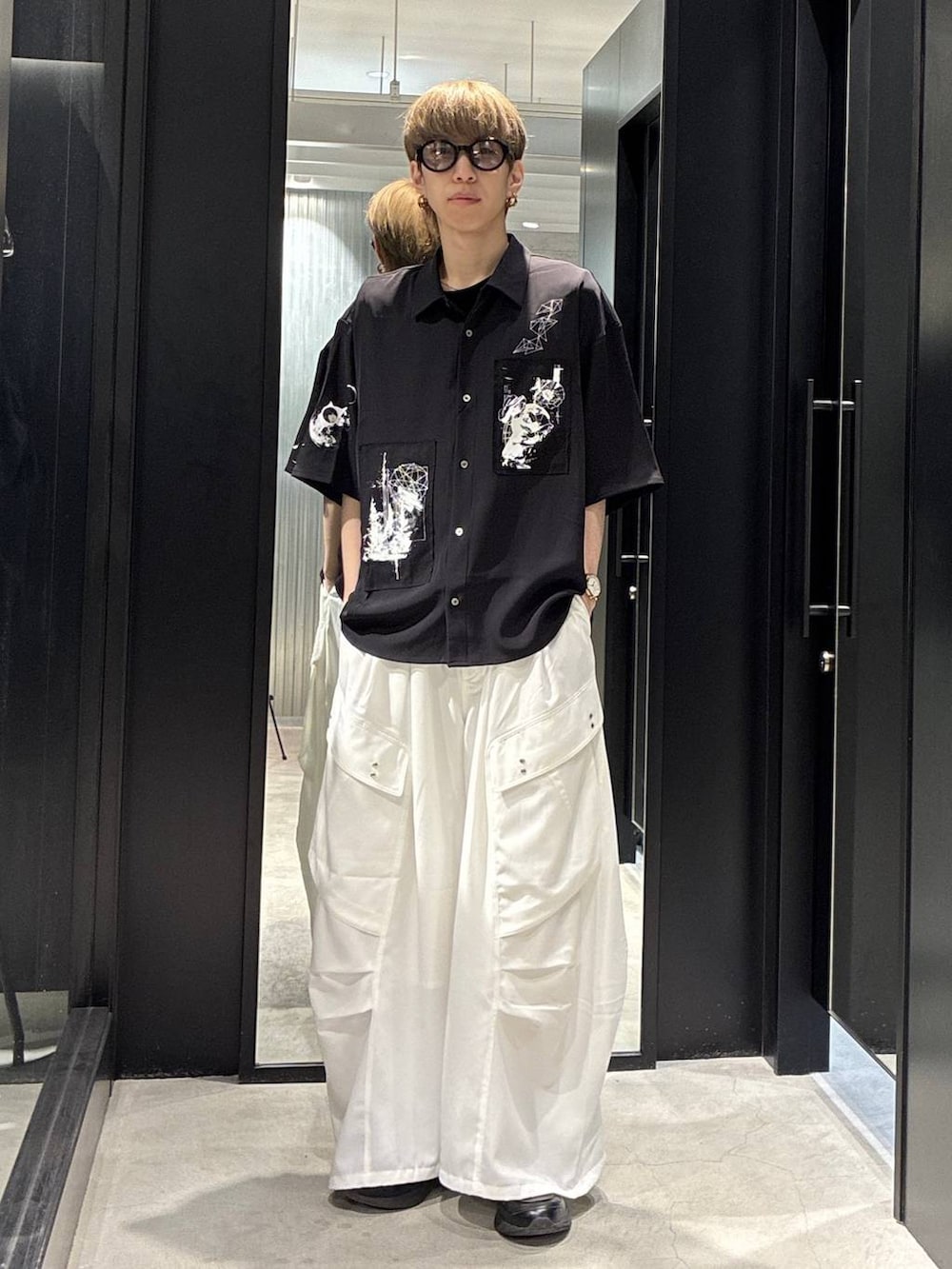 ブラック系のシャツ/ブラウス、ブラック系のカーゴパンツを着用したメンズの夏コーディネートの2枚目の写真
