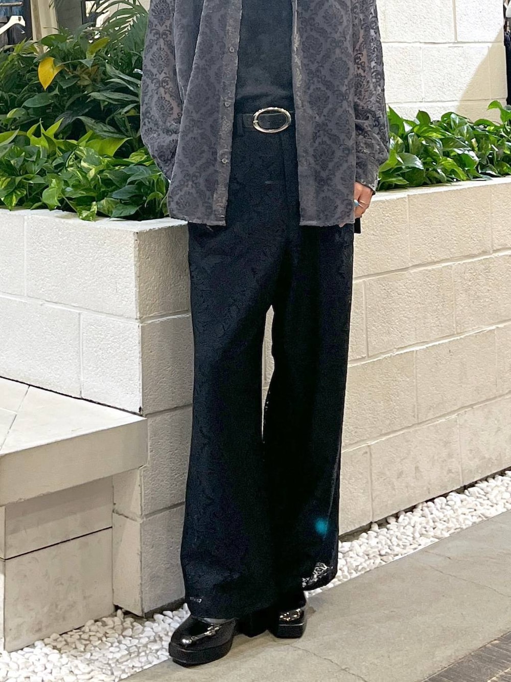 ブラック系のドレスシューズ、ブラック系のその他パンツ、グレー系のTシャツ/カットソーを着用したメンズの夏コーディネートの3枚目の写真