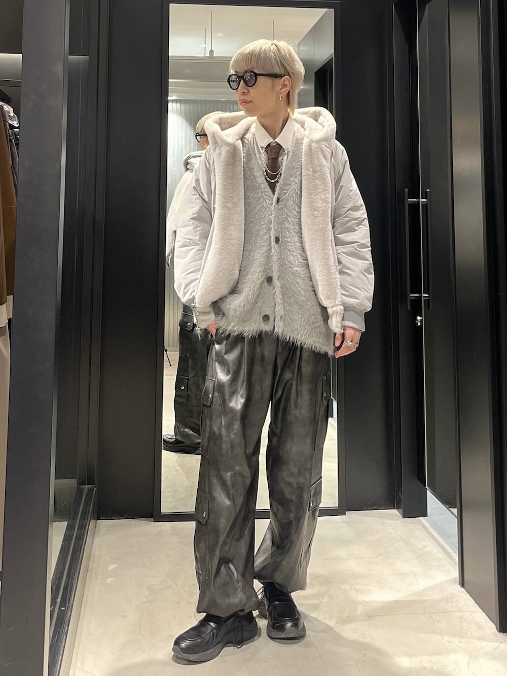 グレー系のブルゾン、グレー系のカーゴパンツ、グレー系のカーディガン/ボレロを着用したメンズの冬コーディネートの3枚目の写真