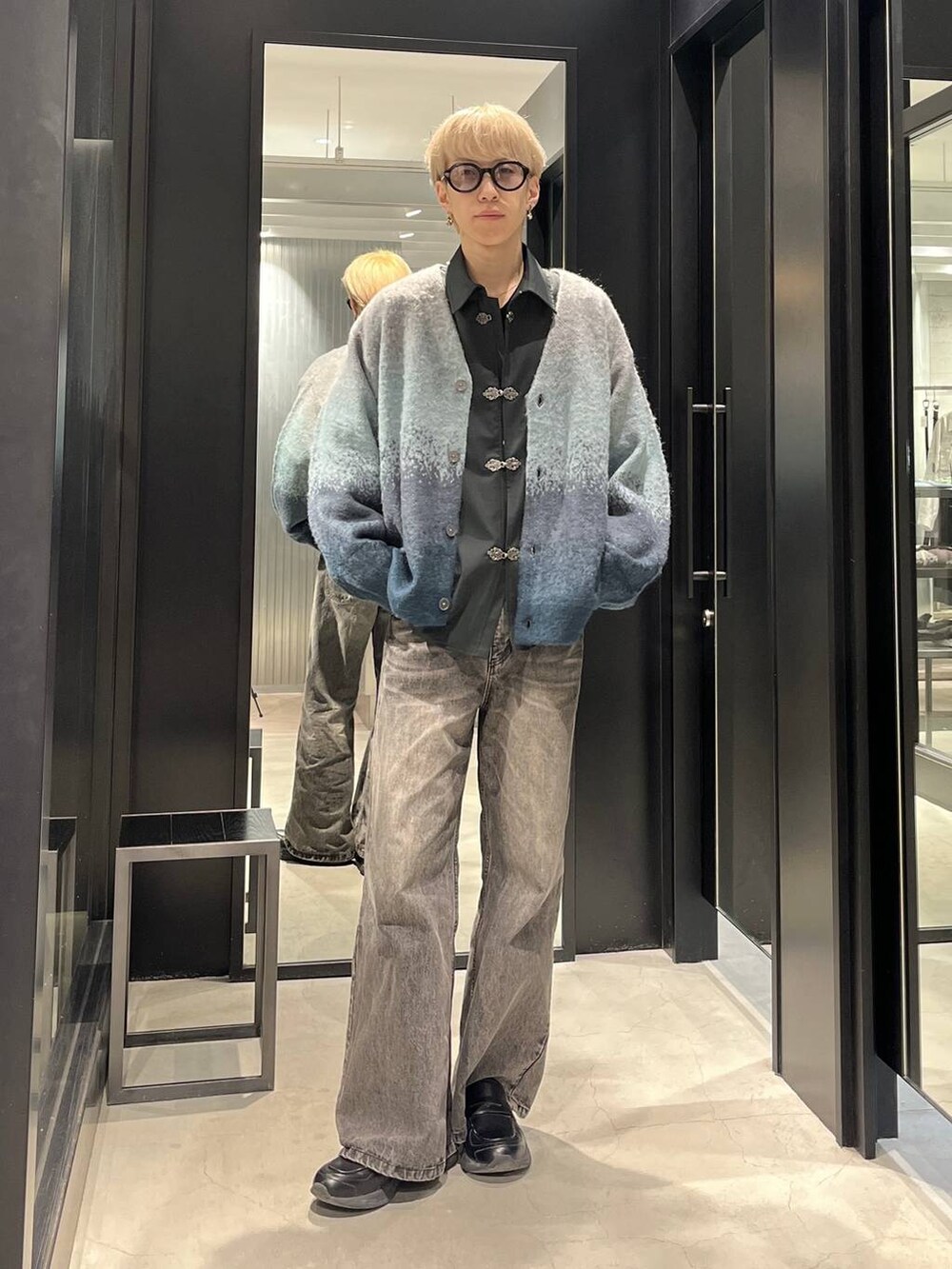 グリーン系のカーディガン/ボレロ、ブラウン系のデニムパンツを着用したメンズの冬コーディネートの2枚目の写真