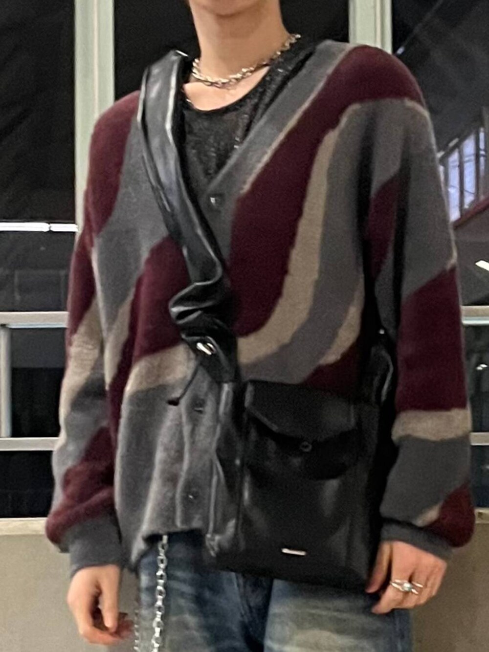 ブルー系のデニムパンツ、グレー系のTシャツ/カットソー、レッド系のカーディガン/ボレロを着用したメンズの秋コーディネートの2枚目の写真