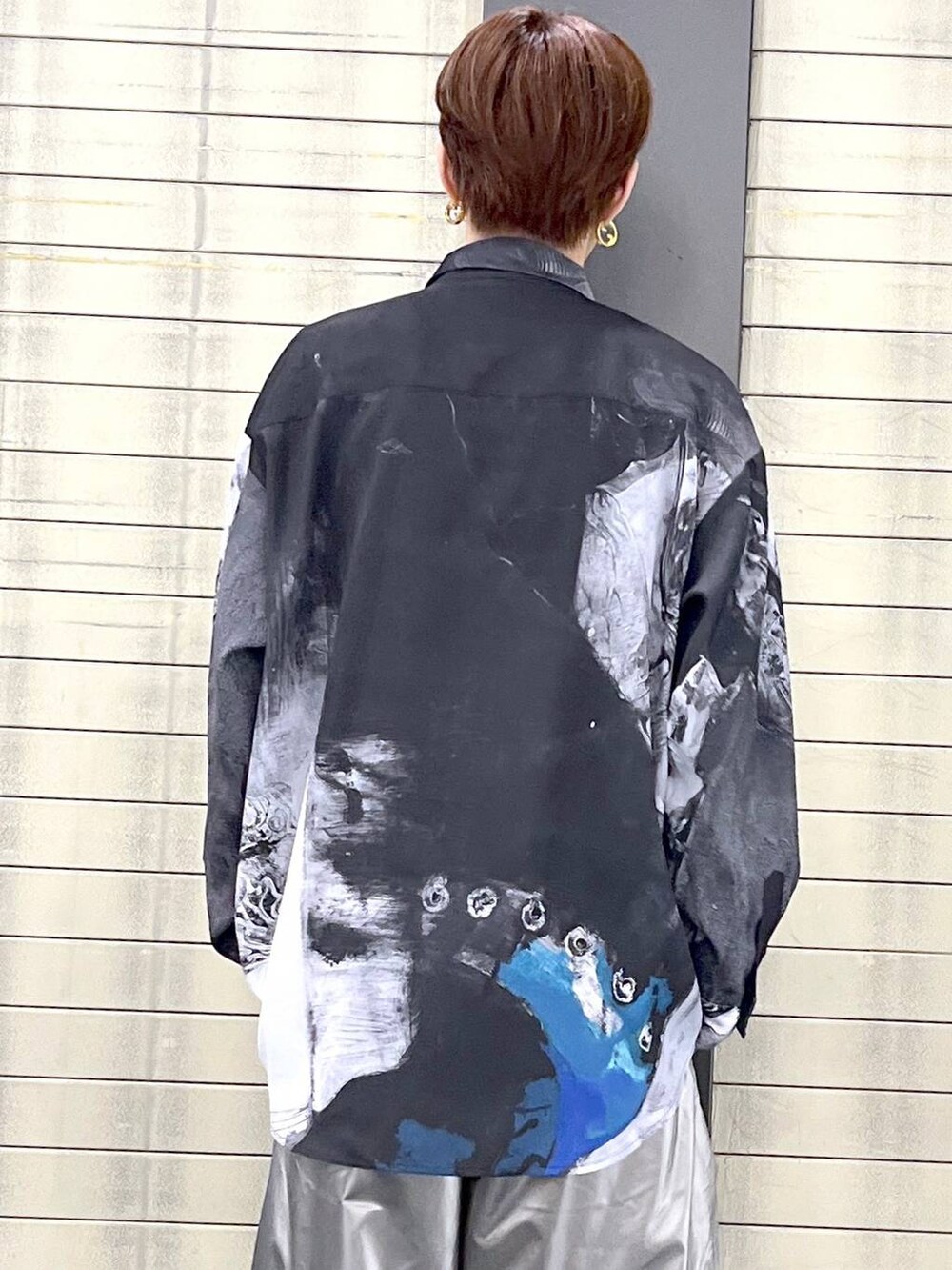 シルバー系のスラックス、シルバー系のスニーカー、ブラック系のシャツ/ブラウスを着用したメンズの秋コーディネートの2枚目の写真