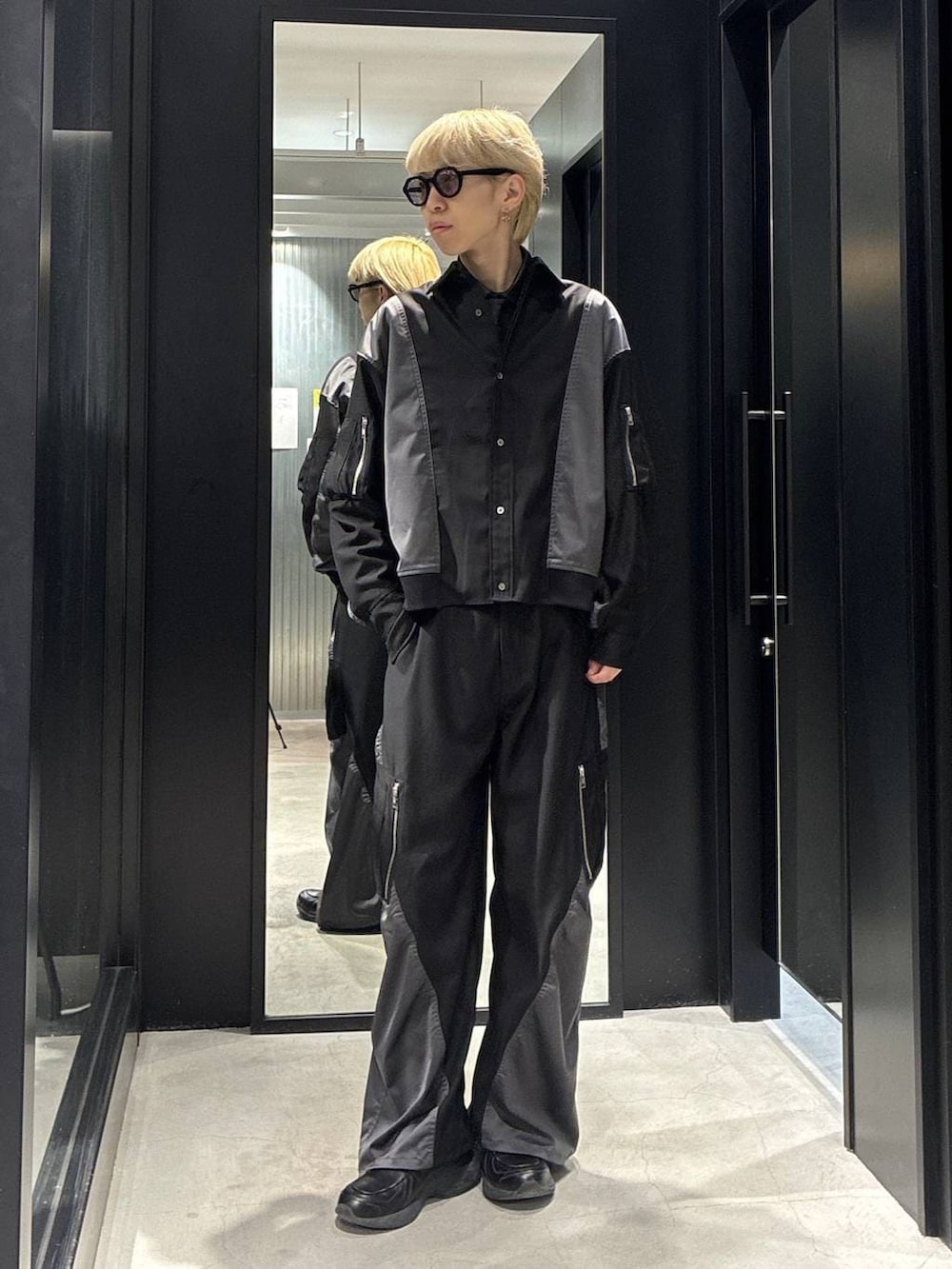 ブラック系のシャツ/ブラウス、ブラック系のその他パンツ、ブラック系のシャツ/ブラウスを着用したメンズの春コーディネートの2枚目の写真