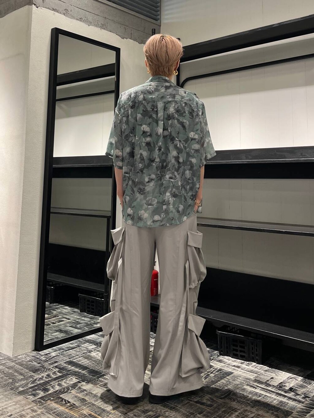 ブラック系のドレスシューズ、グレー系のカーゴパンツ、グリーン系のシャツ/ブラウスを着用したメンズの夏コーディネートの3枚目の写真