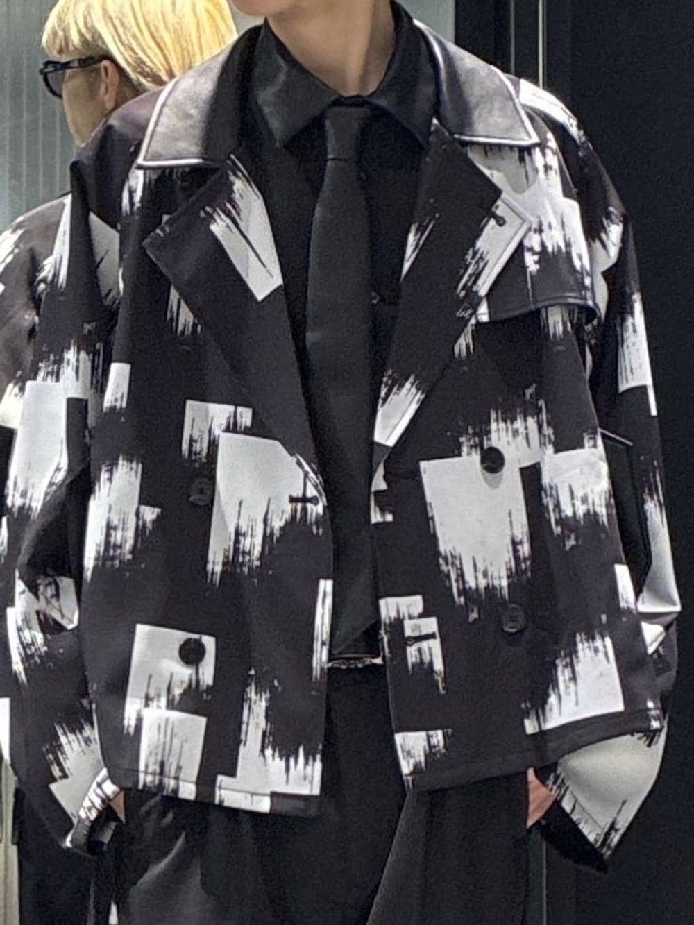 ブラック系のスラックス、ブラック系のシャツ/ブラウス、ブラック系のブルゾンを着用したメンズの春コーディネートの3枚目の写真