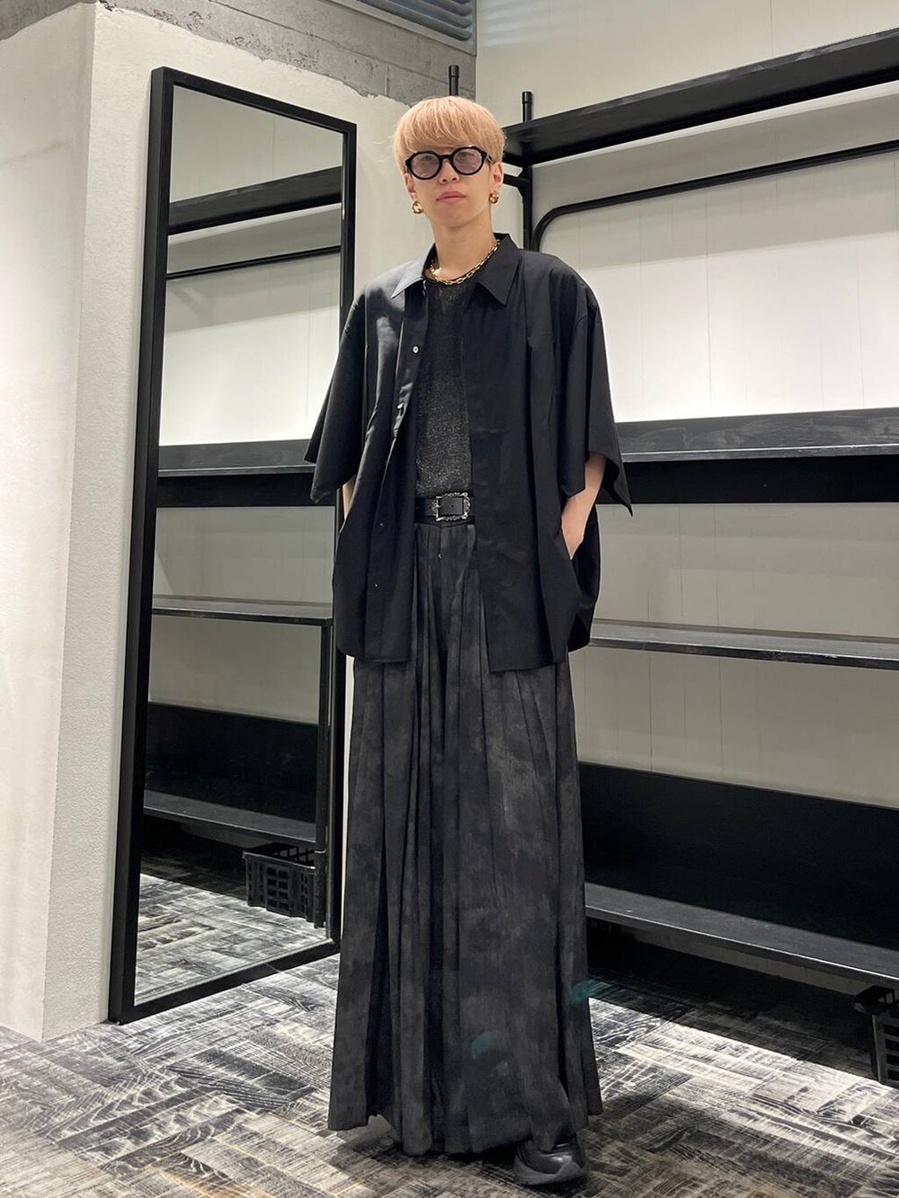 グレー系のその他パンツ、ブラック系のシャツ/ブラウス、ブラック系のローファーを着用したメンズの夏コーディネートの2枚目の写真