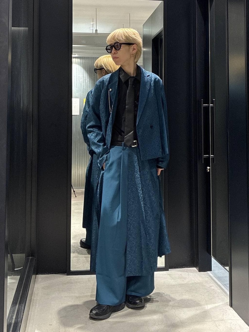 ブラック系のシャツ/ブラウス、グリーン系のその他パンツ、グリーン系のテーラードジャケットを着用したメンズの春コーディネートの3枚目の写真