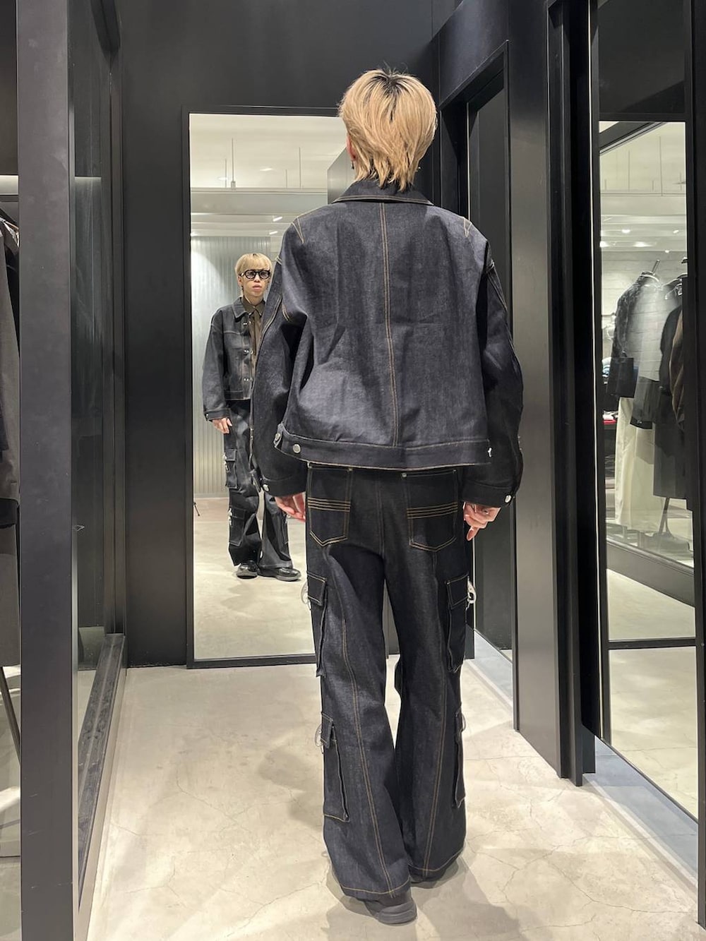 ブルー系のデニムジャケット、ブルー系のデニムパンツ、ブラウン系のシャツ/ブラウスを着用したメンズの冬コーディネートの3枚目の写真