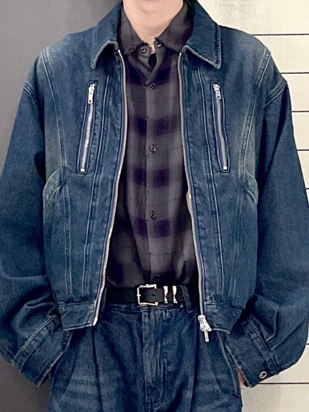 グレー系のシャツ/ブラウス、ブルー系のデニムパンツ、シルバー系のスニーカーを着用したメンズの秋コーディネートの2枚目の写真