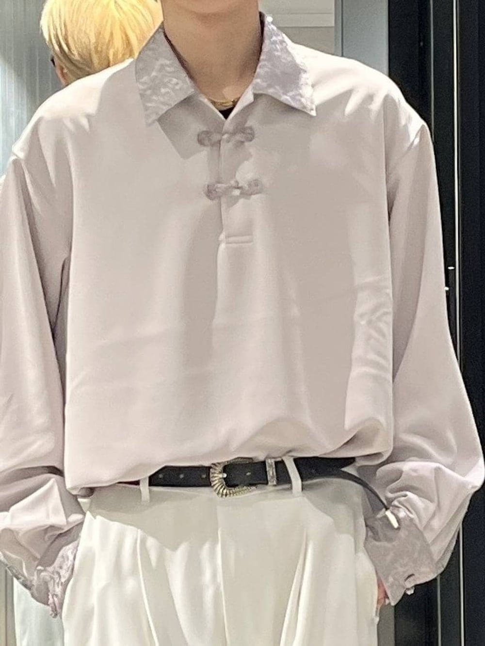 ホワイト系のスラックス、ホワイト系のブルゾン、グレー系のシャツ/ブラウスを着用したメンズの春コーディネートの4枚目の写真