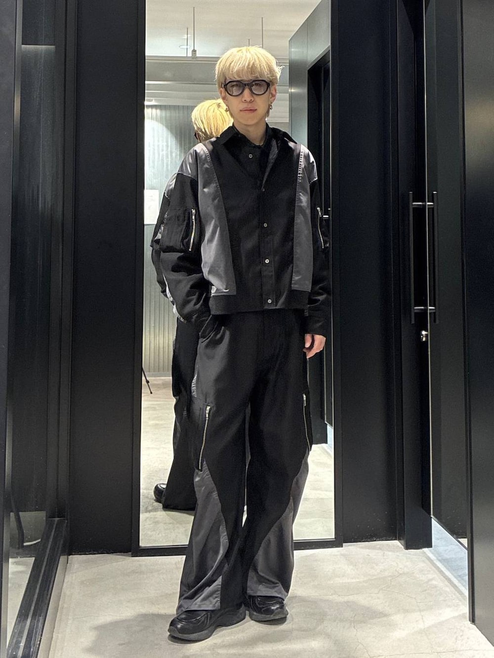 ブラック系のシャツ/ブラウス、ブラック系のその他パンツ、ブラック系のシャツ/ブラウスを着用したメンズの春コーディネートの3枚目の写真