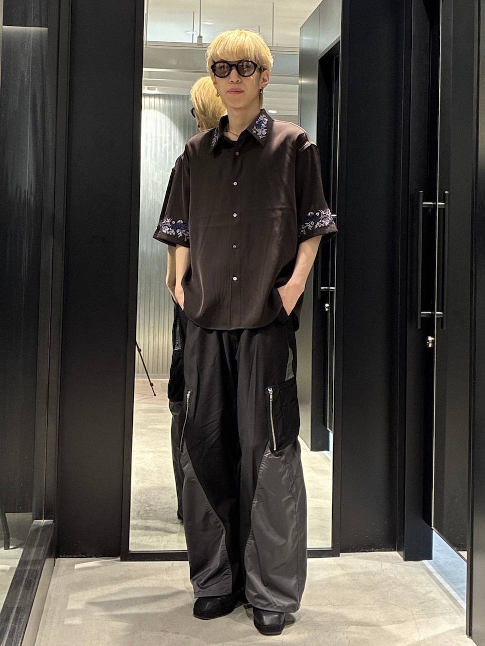 ブラウン系のシャツ/ブラウス、ブラック系のサンダル、ブラック系のその他パンツを着用したメンズの春コーディネートの2枚目の写真