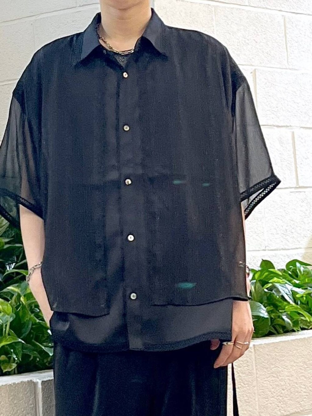 ブラック系のスラックス、ブラック系のドレスシューズ、ブラック系のTシャツ/カットソーを着用したメンズの夏コーディネートの2枚目の写真