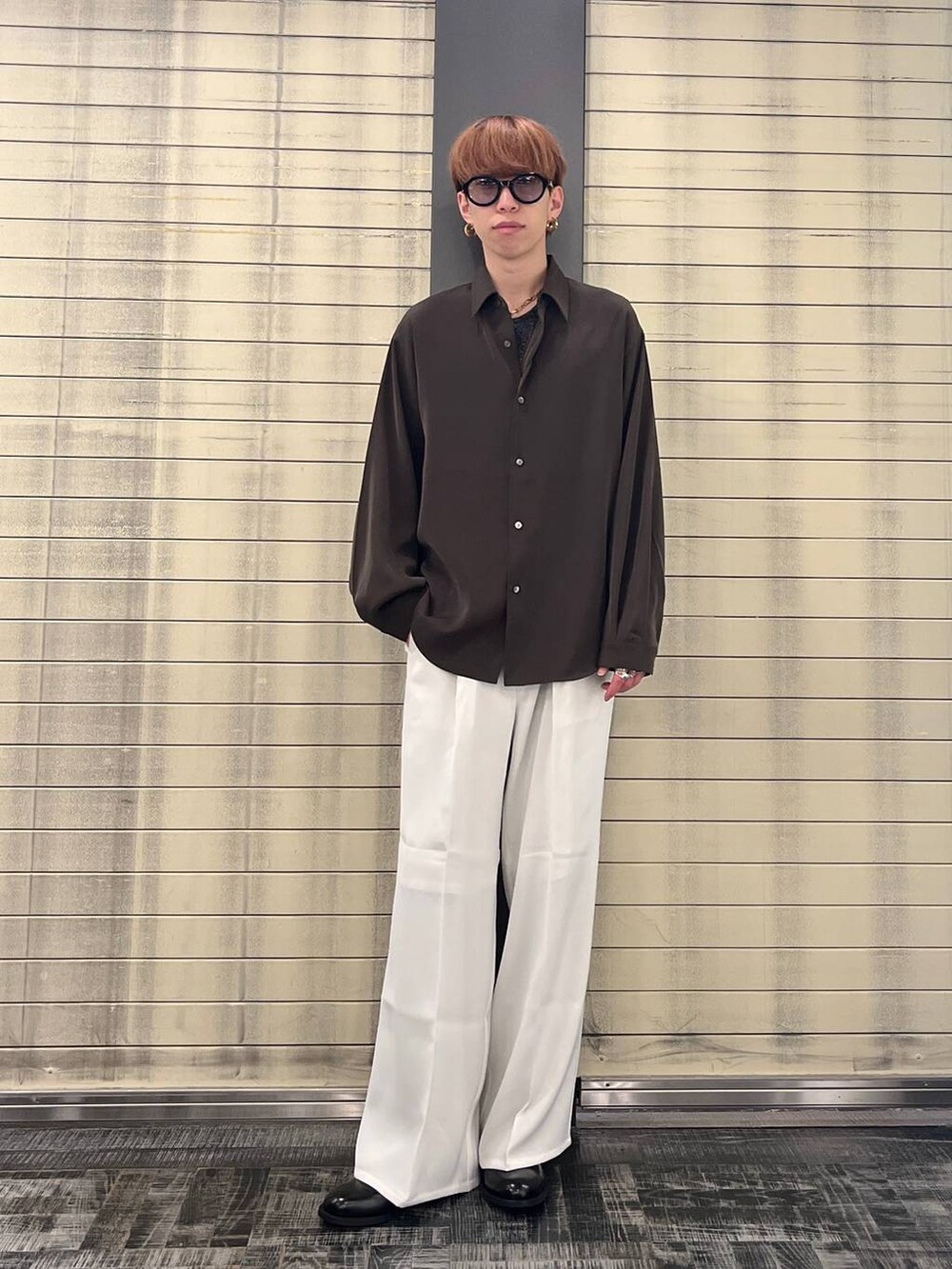 「きれいめ、韓国系、モード、シャツ、HARE」｜「HAREの【SET UP対応】TOROMIワイドパンツ(HARE)（スラックス、ホワイト系）」を使った、てんまさん（メンズ・181cm）の春コーディネートの2枚目の写真