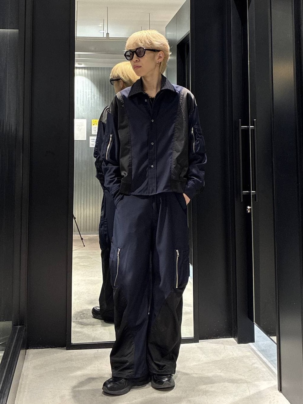 ブルー系のその他パンツ、ブルー系のシャツ/ブラウス、ブラック系のシャツ/ブラウスを着用したメンズの春コーディネートの2枚目の写真