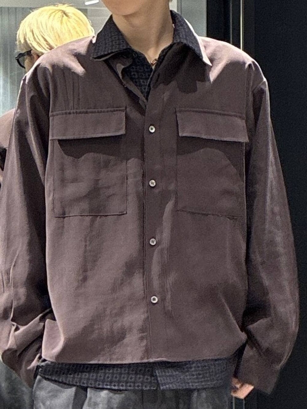 グレー系のスラックス、ブラウン系のシャツ/ブラウス、ブラック系のシャツ/ブラウスを着用したメンズの春コーディネートの2枚目の写真