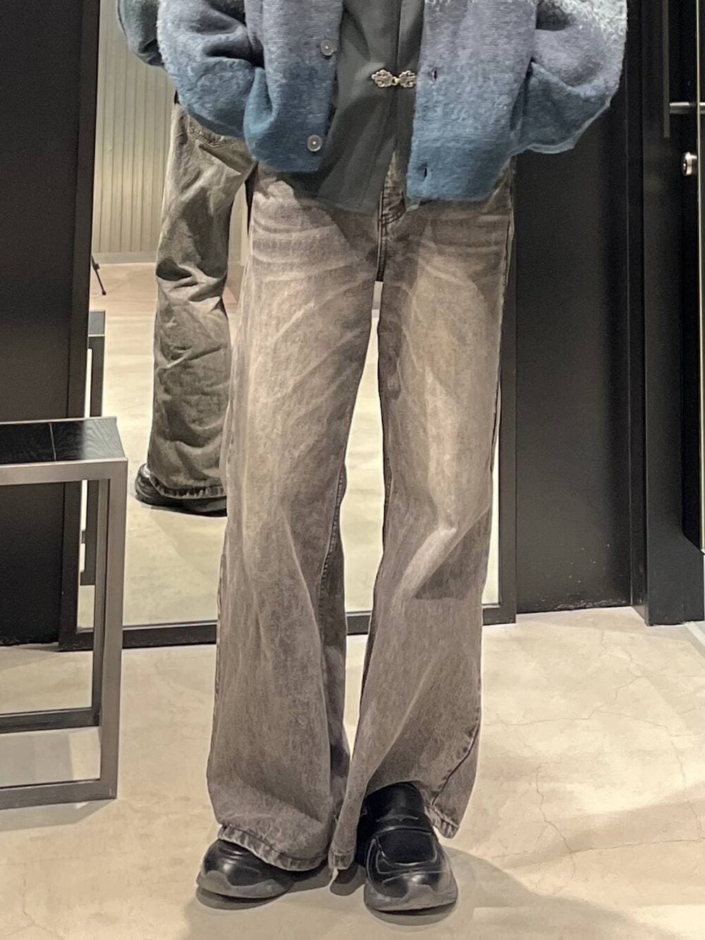 グリーン系のカーディガン/ボレロ、ブラウン系のデニムパンツを着用したメンズの冬コーディネートの4枚目の写真