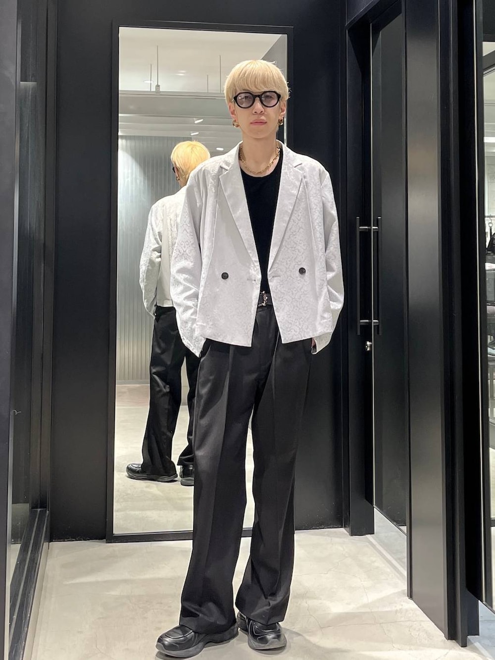 ブラック系のスラックス、グレー系のテーラードジャケット、ブラック系のベルトを着用したメンズの春コーディネートの4枚目の写真