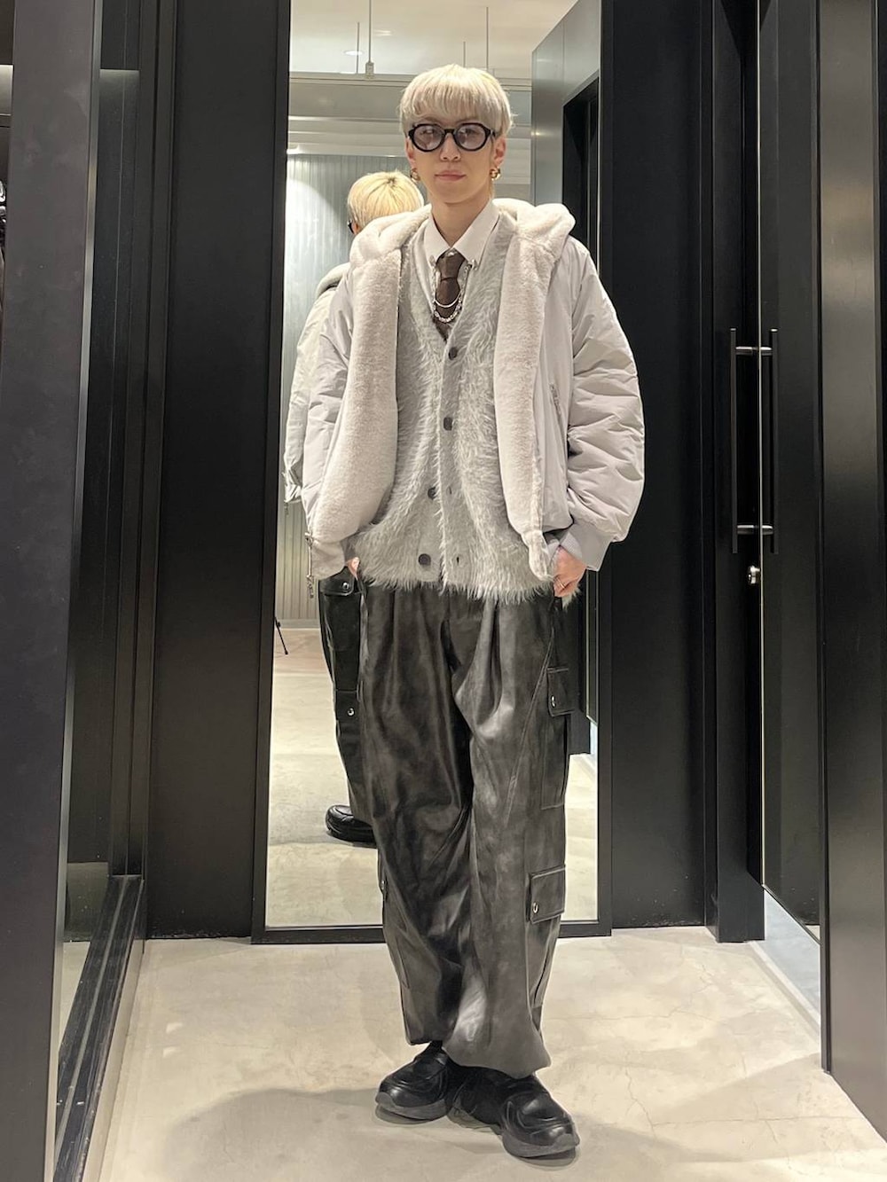 グレー系のブルゾン、グレー系のカーゴパンツ、グレー系のカーディガン/ボレロを着用したメンズの冬コーディネートの2枚目の写真