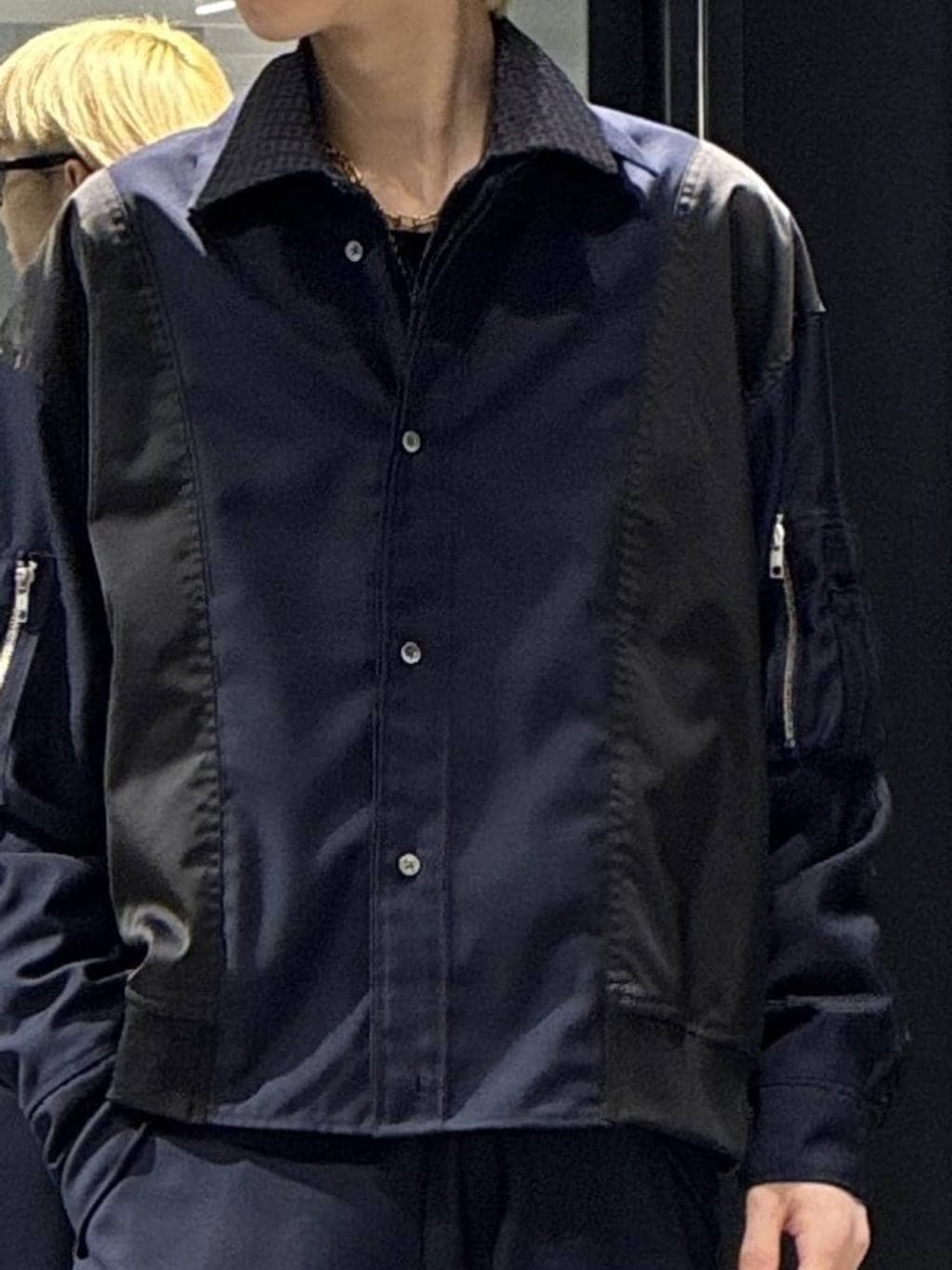 ブルー系のその他パンツ、ブルー系のシャツ/ブラウス、ブラック系のシャツ/ブラウスを着用したメンズの春コーディネートの3枚目の写真