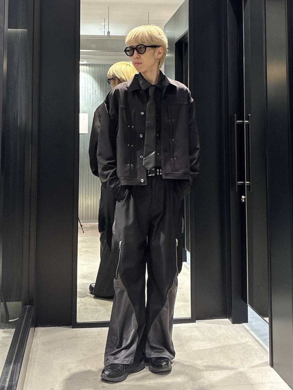 ブラック系のシャツ/ブラウス、ブラック系のブルゾン、ブラック系のその他パンツを着用したメンズの春コーディネートの2枚目の写真