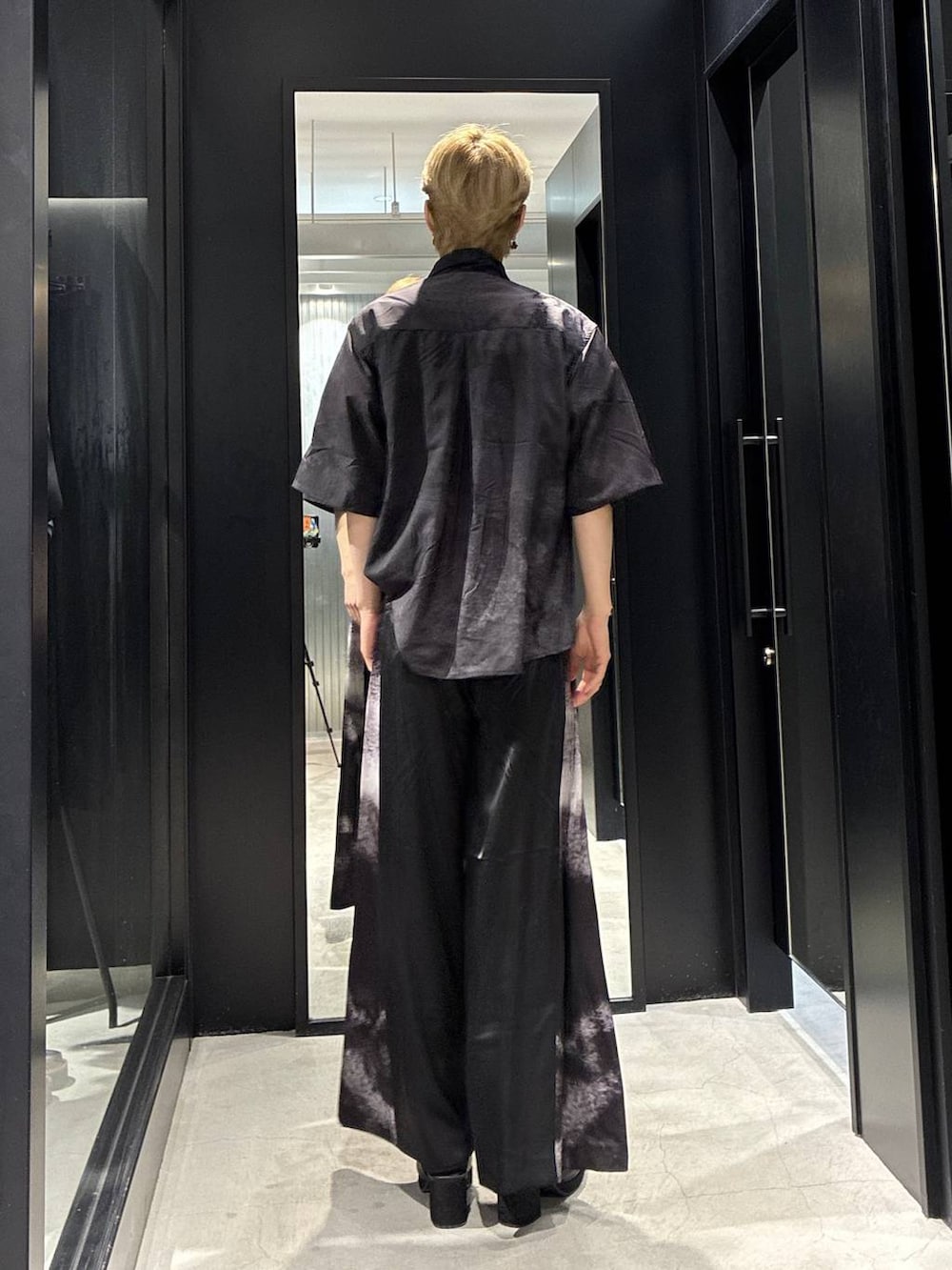 ブラック系のサンダル、ブラック系のスラックス、グレー系のシャツ/ブラウスを着用したメンズの夏コーディネートの3枚目の写真