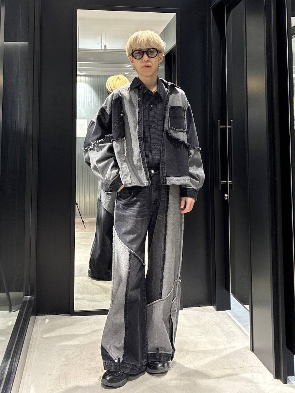 ブラック系のデニムパンツ、ブラック系のシャツ/ブラウス、ブラック系のシャツ/ブラウスを着用したメンズの春コーディネートの2枚目の写真