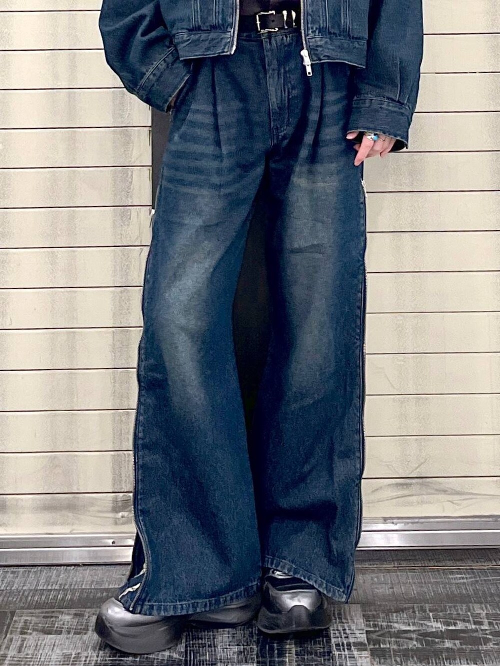 グレー系のシャツ/ブラウス、ブルー系のデニムパンツ、シルバー系のスニーカーを着用したメンズの秋コーディネートの3枚目の写真