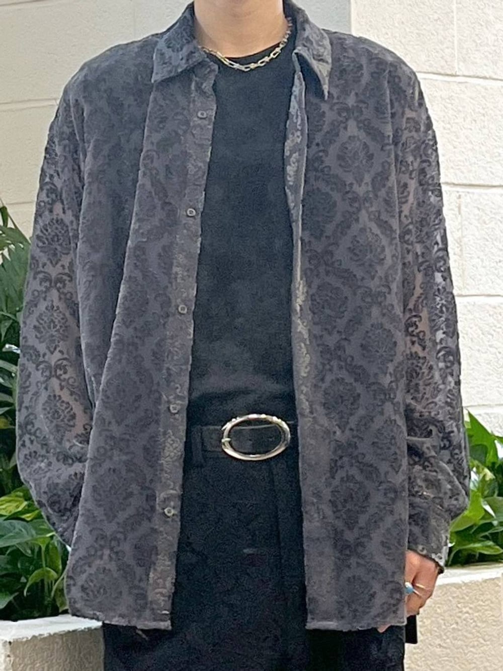 ブラック系のドレスシューズ、ブラック系のその他パンツ、グレー系のTシャツ/カットソーを着用したメンズの夏コーディネートの2枚目の写真