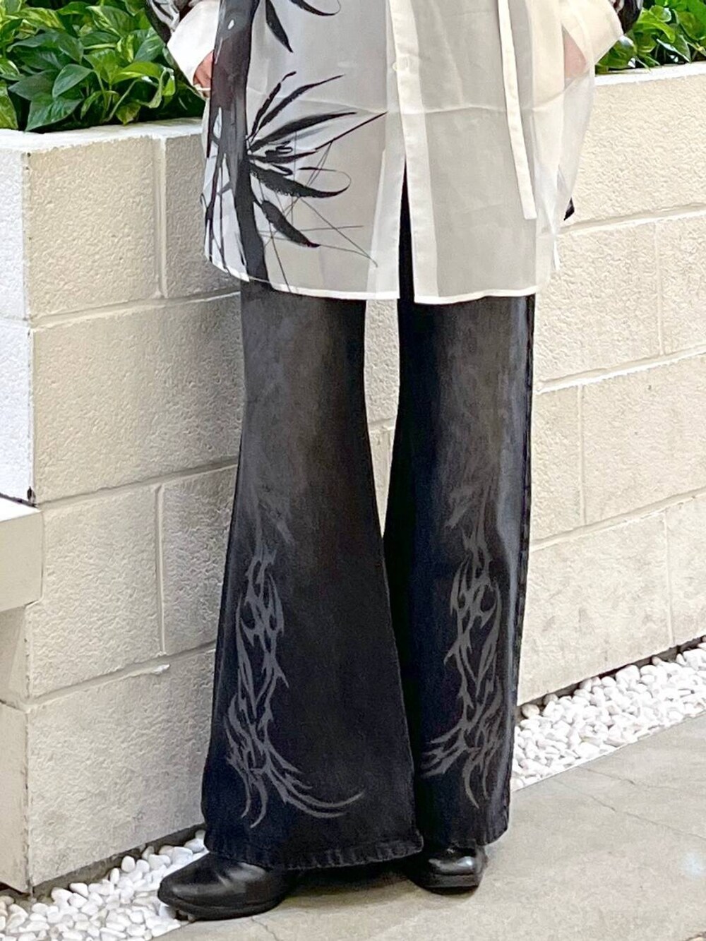 グレー系のTシャツ/カットソー、ホワイト系のシャツ/ブラウス、ブラック系のデニムパンツを着用したメンズの夏コーディネートの3枚目の写真