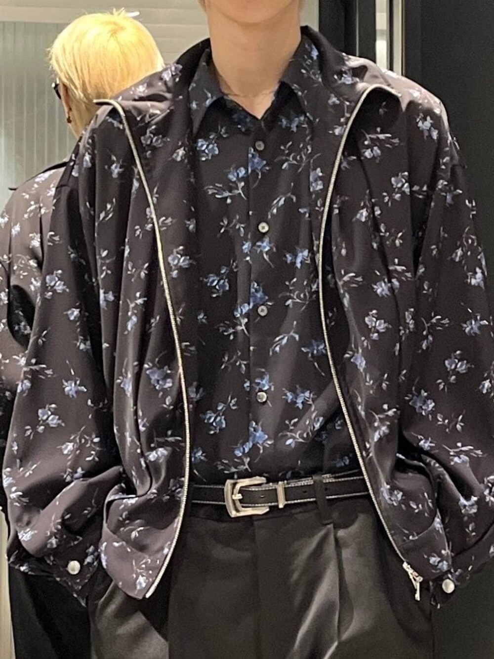 ブラック系のスラックス、ブラック系のシャツ/ブラウス、ブラック系のベルトを着用したメンズの冬コーディネートの2枚目の写真