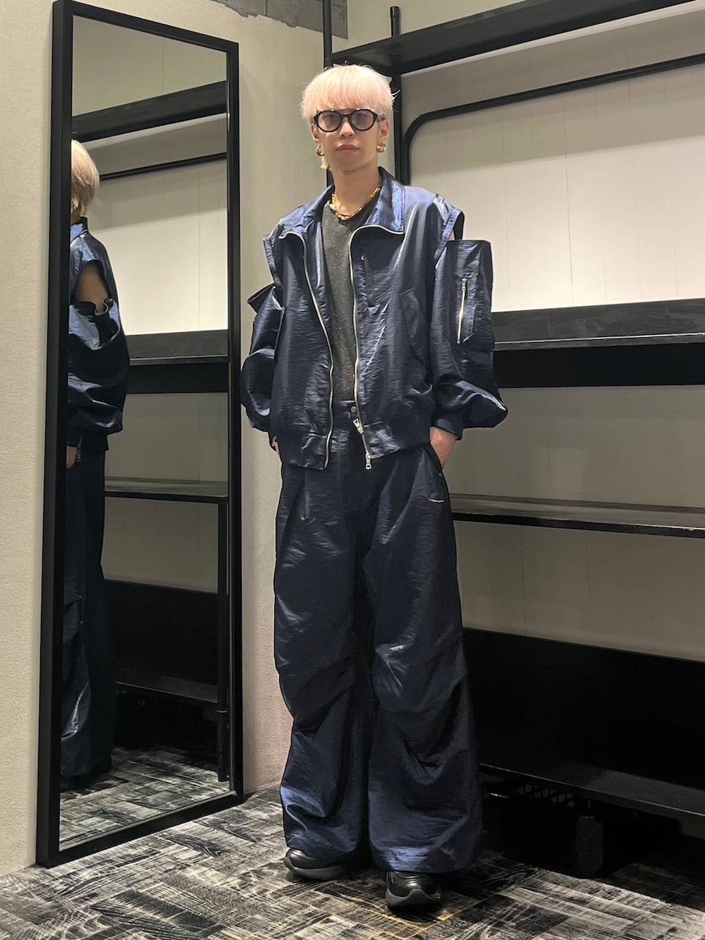 ブラック系のローファー、ブルー系のブルゾン、ブルー系のその他パンツを着用したメンズの秋コーディネートの2枚目の写真