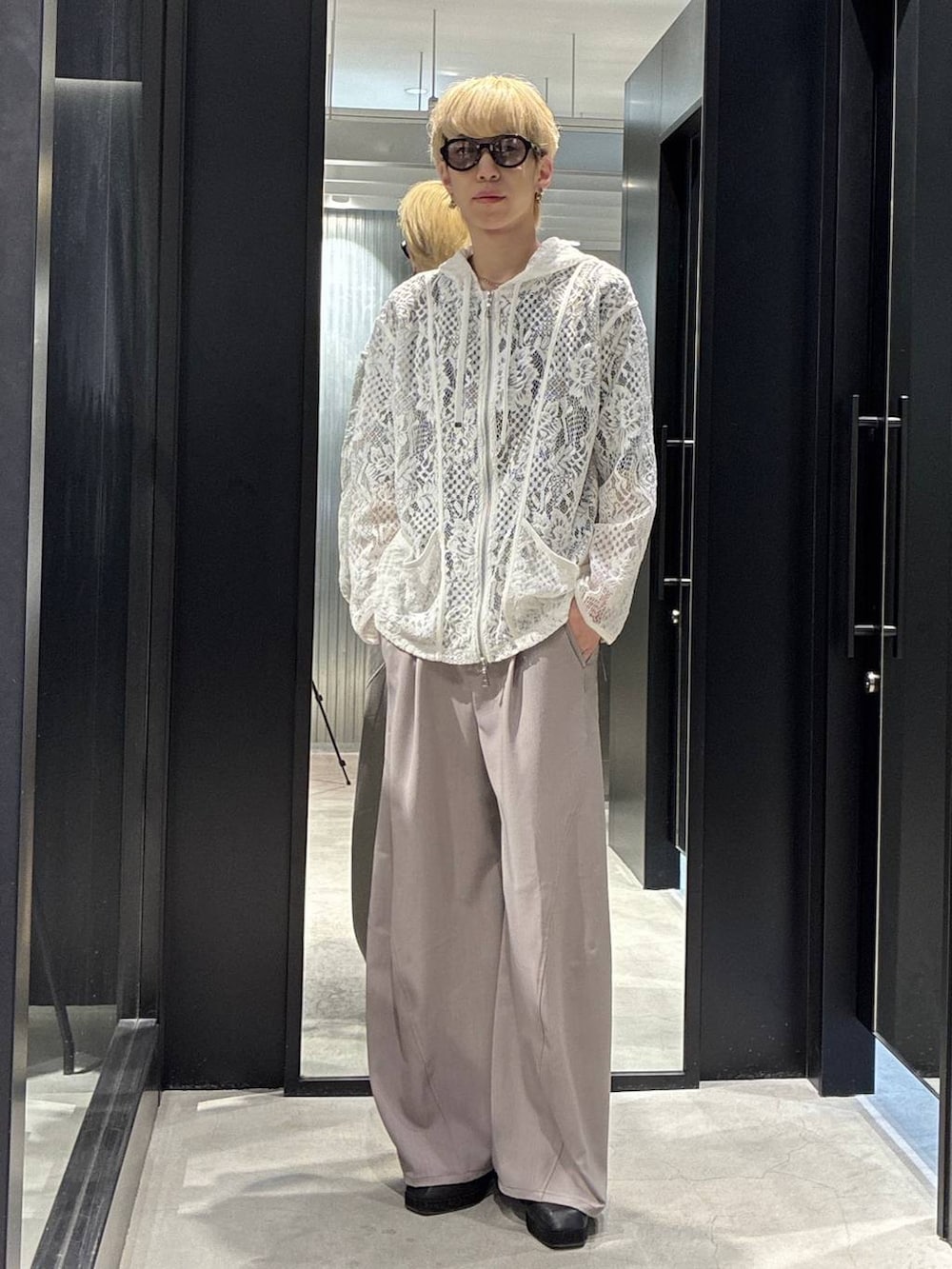 ブラック系のサンダル、グレー系のスラックス、パープル系のシャツ/ブラウスを着用したメンズの春コーディネートの3枚目の写真