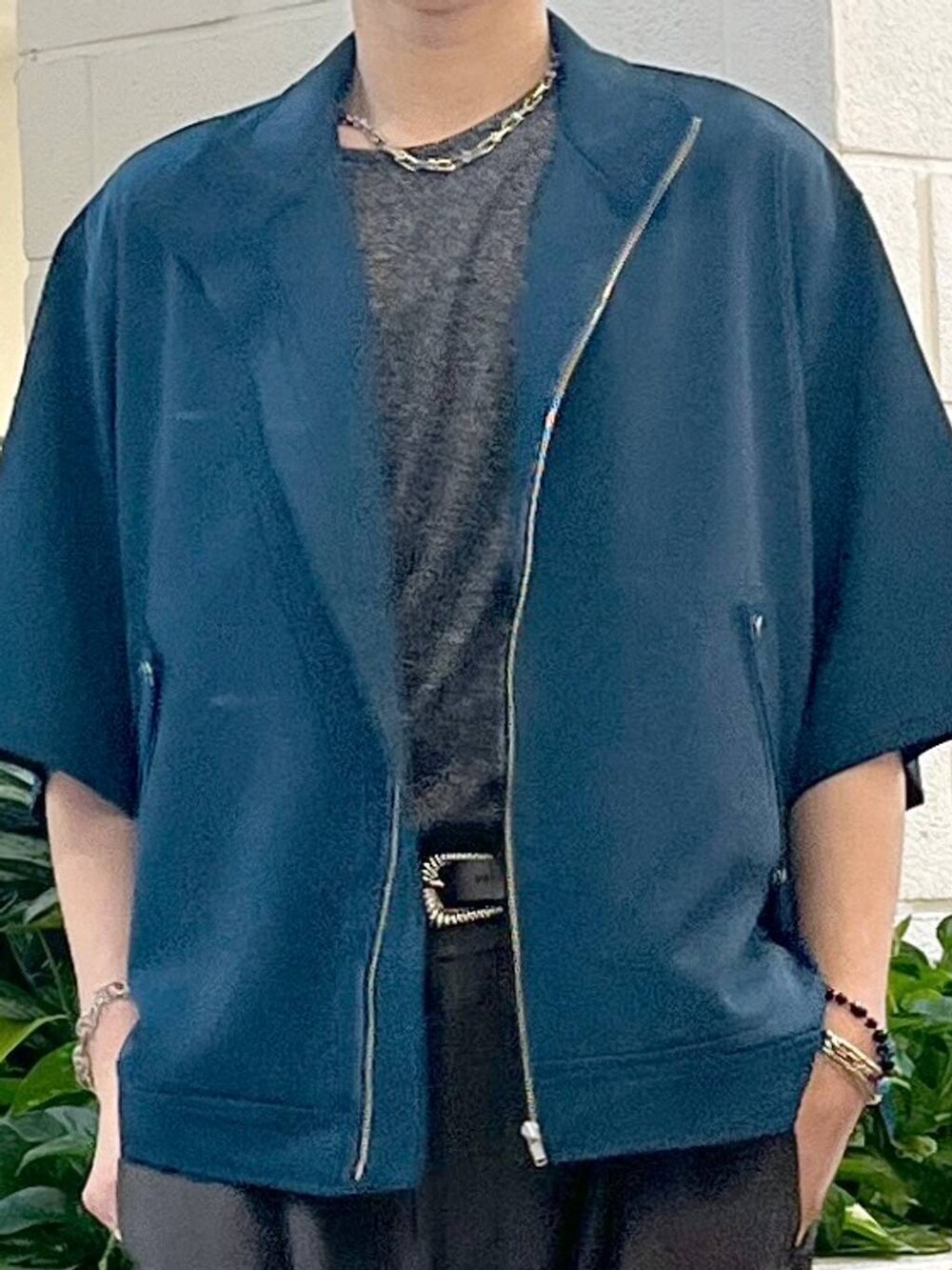 グレー系のスラックス、ブラック系のTシャツ/カットソー、グリーン系のシャツ/ブラウスを着用したメンズの夏コーディネートの2枚目の写真