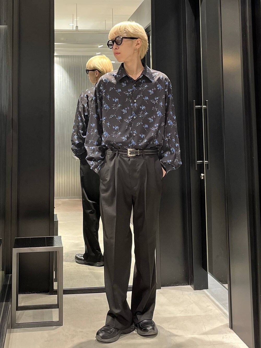 ブラック系のスラックス、ブラック系のシャツ/ブラウス、ブラック系のベルトを着用したメンズの冬コーディネートの3枚目の写真