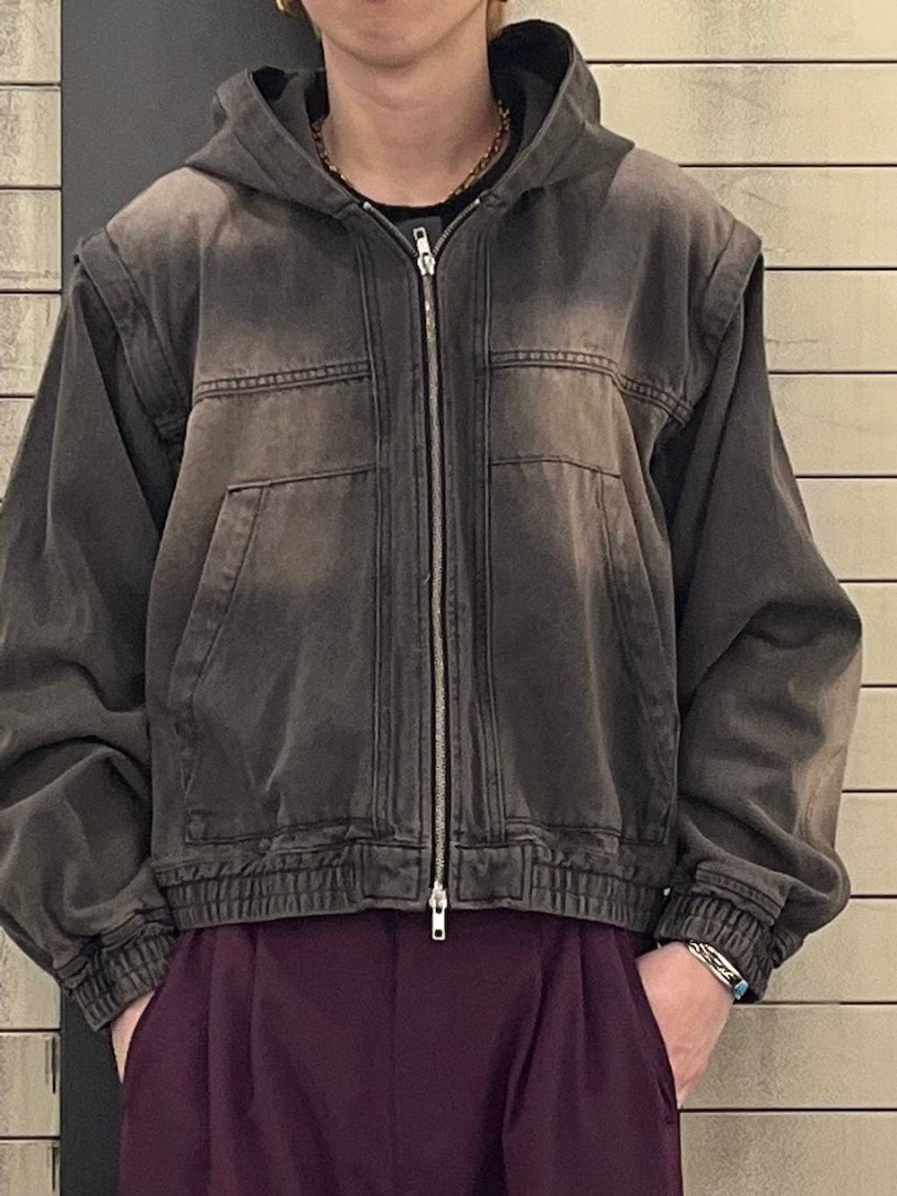 「きれいめ、韓国系、モード、シャツ、HARE」｜「HAREのユルネックベーシックカットソーLS(HARE)（Tシャツ/カットソー、グレー系）」を使った、てんまさん（メンズ・181cm）の春コーディネートの2枚目の写真