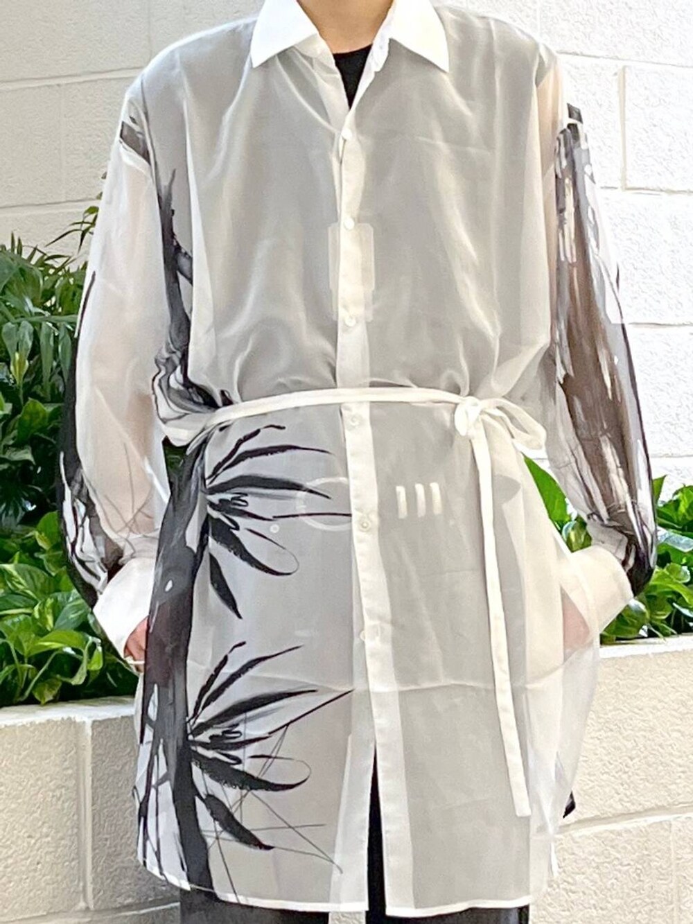 グレー系のTシャツ/カットソー、ホワイト系のシャツ/ブラウス、ブラック系のデニムパンツを着用したメンズの夏コーディネートの2枚目の写真