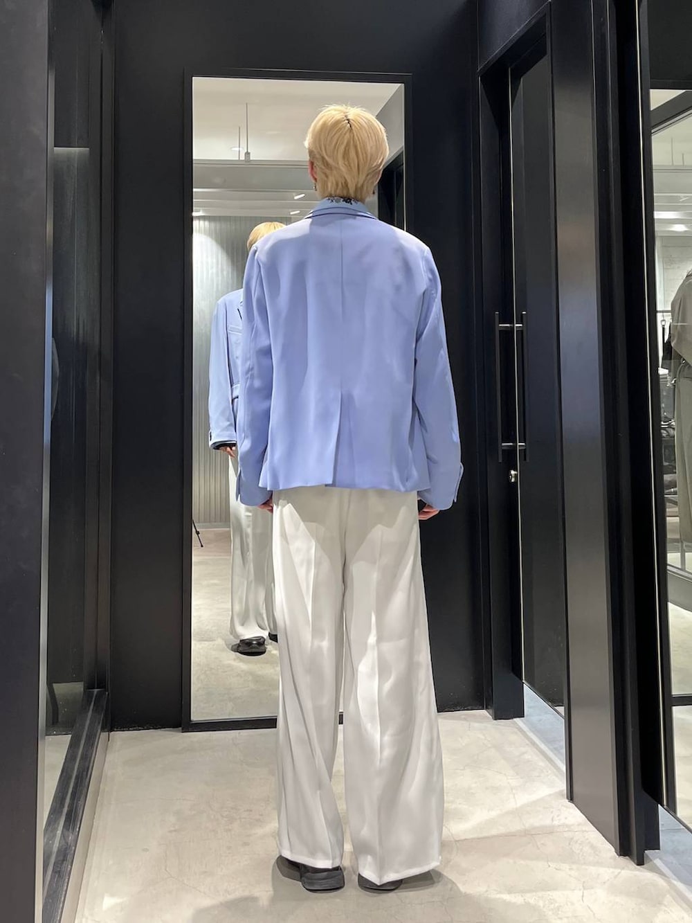 ホワイト系のスラックス、ブルー系のテーラードジャケット、ブルー系のシャツ/ブラウスを着用したメンズの春コーディネートの3枚目の写真